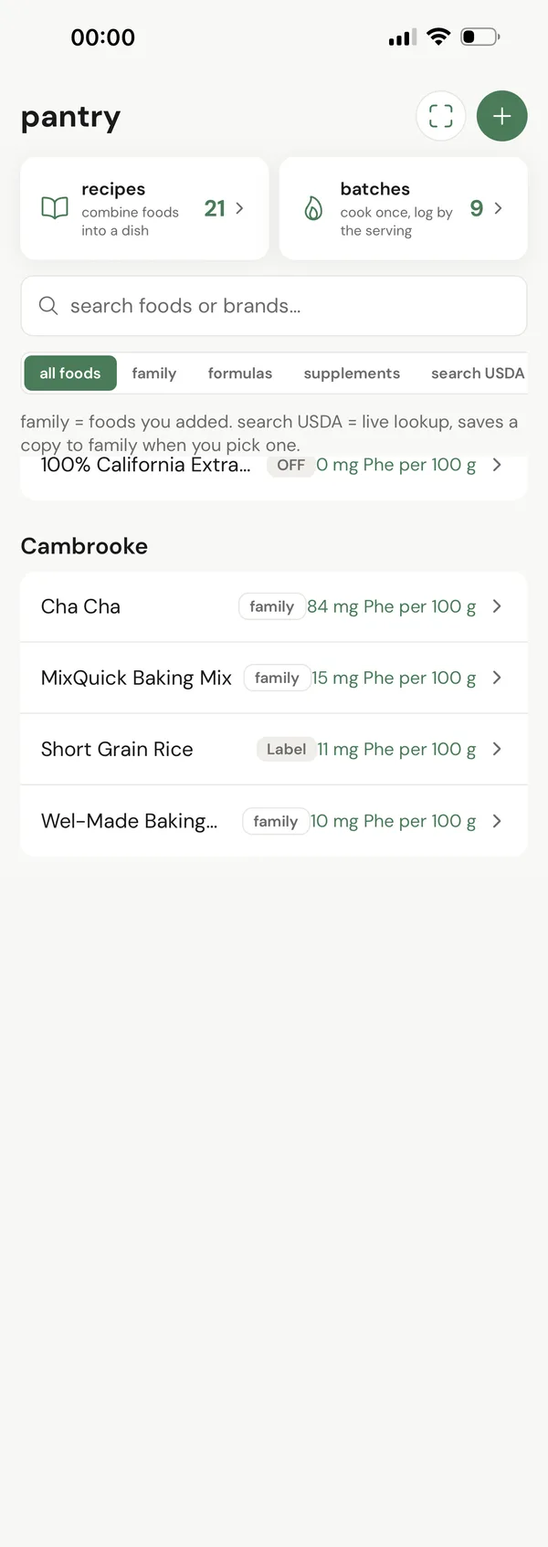 the pantry: 21 recipes and 9 batches at the top, a search box, and foods grouped by brand, each tagged family, label or a database, with its phe per 100 g.